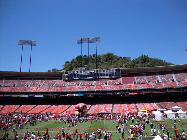 49er aficionados al fútbol explorar varias actividades en FanFest para patear —  Fotos de Stock