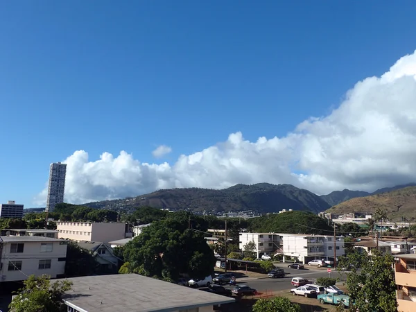 Ville de Kapahulu à Honolulu avec maisons, condos et montagnes de T — Photo