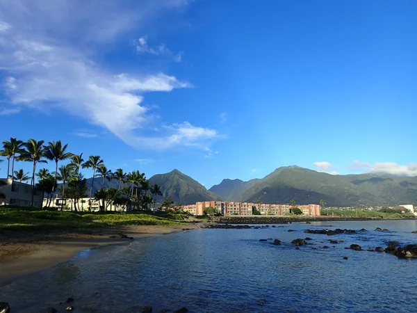 Bahía de Kahului con hotel, cocoteros, valle de Iao y montañas circundantes — Foto de Stock