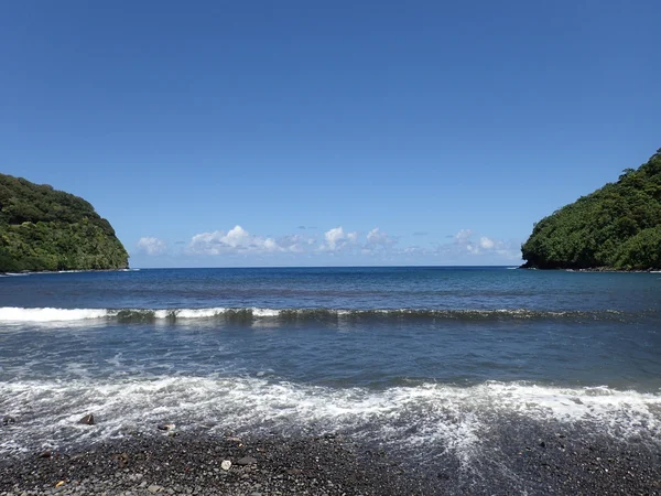 Хвилі на колінах на пляж Лафайєт і бухту Honomanu парк — стокове фото