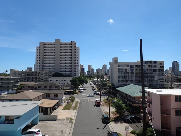 Paesaggio della città di Kapahulu con gli hotel Waikiki sullo sfondo — Foto Stock