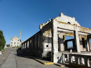 Alcatraz üzerinde yol boyunca eski binalar Western martılar kalan
