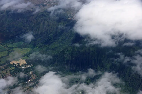Vista aérea de las nubes sobre las tierras de la granja Waimanalo, montaña koolau — Foto de Stock