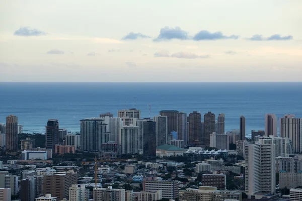 Convention Center, Waikiki, bouw kranen en Honolulu Lan — Stockfoto