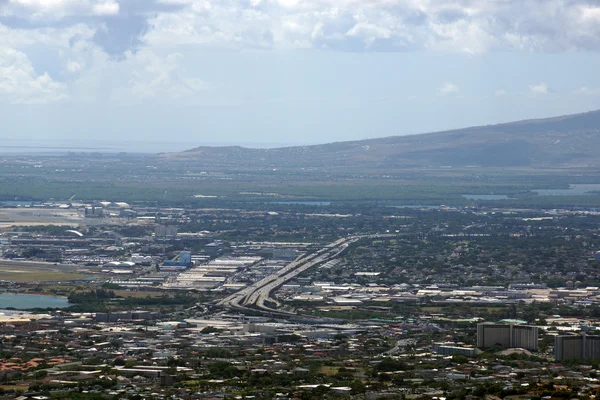 Veduta aerea dell'autostrada H-1 mentre passa vicino alla rotta t dell'aeroporto — Foto Stock