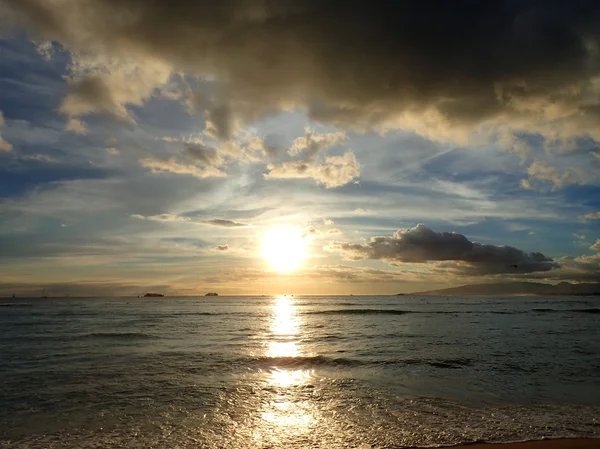 Puesta de sol sobre las aguas de Waikiki con barcos en el océano y cl — Foto de Stock