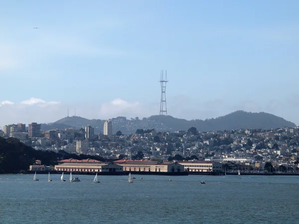 Segelboote in der Bucht, Fort Maurer, die Skyline der Innenstadt von San Francisco — Stockfoto