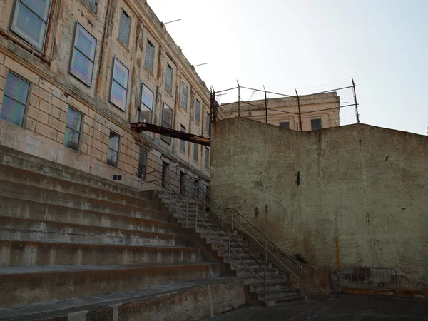 Escalera que conduce desde el patio de la prisión al viejo edificio de la prisión en la A — Foto de Stock