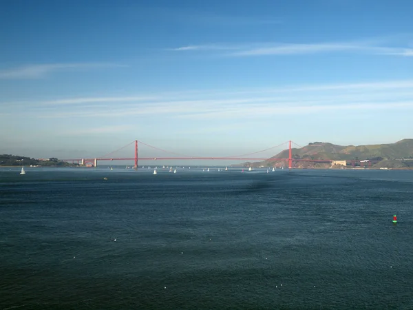 Puente Golden Gate de San Francisco a Marín con veleros ar —  Fotos de Stock