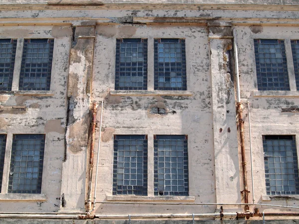 Instalaciones penitenciarias ventanas oxidadas en la pared exterior — Foto de Stock