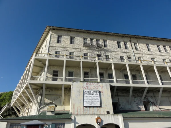 Vecchio cartello sull'edificio del penitenziario di Alcatraz — Foto Stock