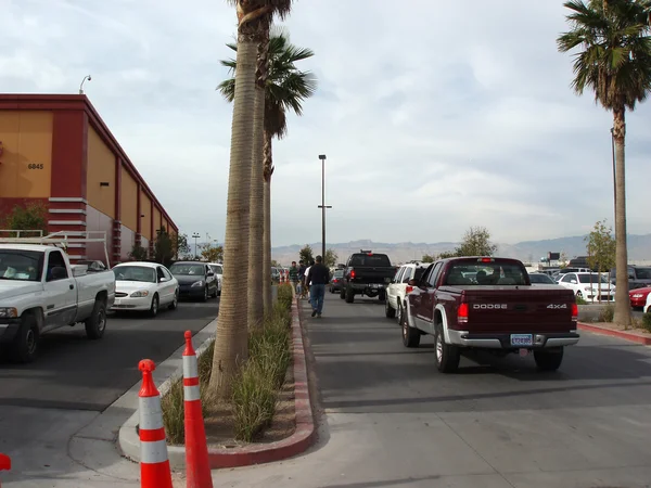 Line of Cars to enter the Fry's parking lot on Black Friday — Stock Photo, Image