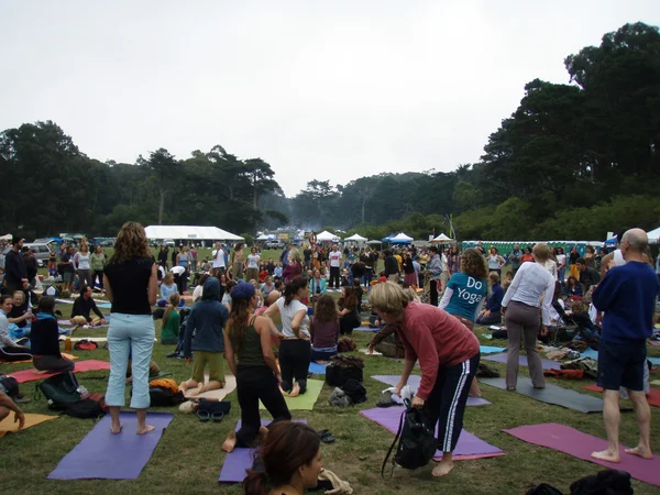 Grupa ludzi zbierają się, aby ćwiczyć jogę na zewnątrz o mocy do pokoju — Zdjęcie stockowe