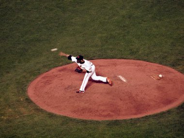 Devler kesici Sergio Romo sert fırlatılacağını Höyük atar 
