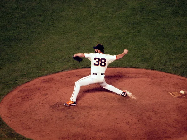Giants closer Brian Wilson steps forward to throw pitch — Stock Photo, Image