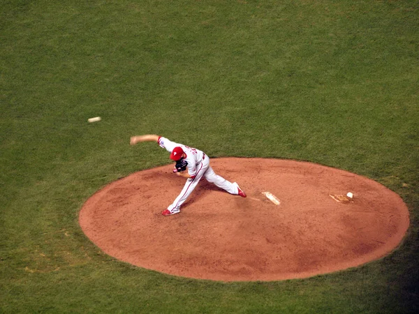 Phillies reliever Ryan Madson passos para a frente para lança duro a partir de — Fotografia de Stock