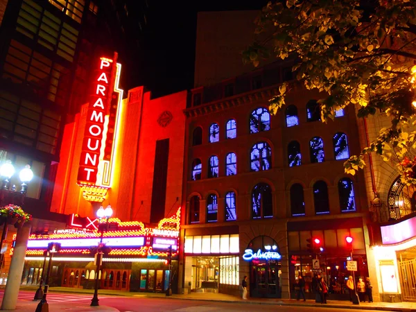 View of the Paramount theater at night with neon sign illuminat — Stock Photo, Image