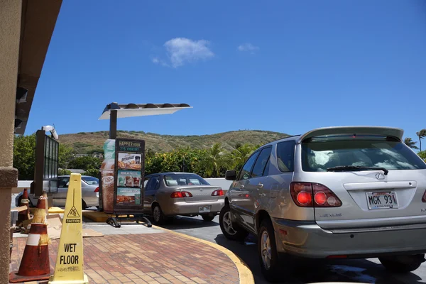 Taco Bell drive thru linie auta čekat stravu — Stock fotografie