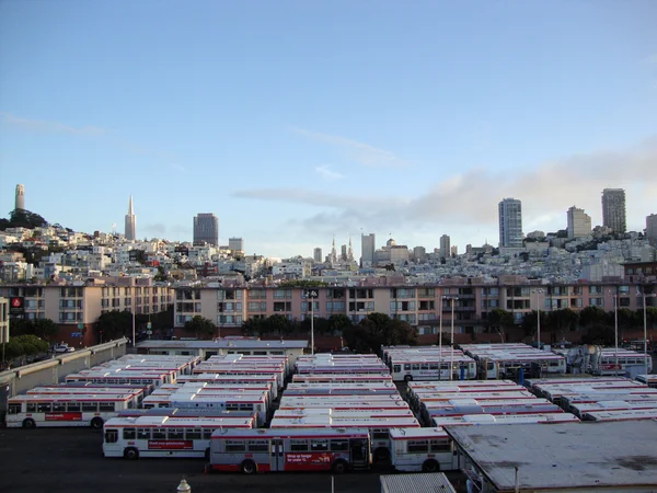 Muni autobusové depo a panoráma za soumraku — Stock fotografie