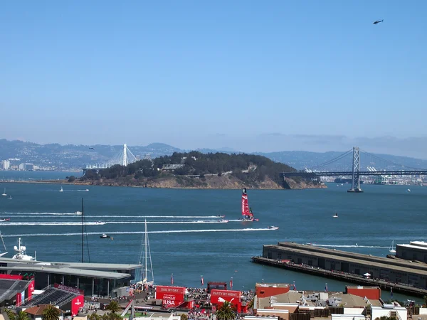 Nueva Zelanda Equipo hacia Bay Bridge durante la carrera de América del — Foto de Stock