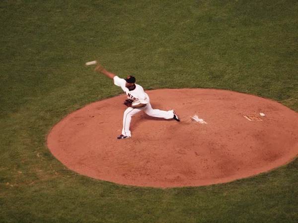 Gigantes Santiago Casilla lanza lanzamiento desde bola montículo se puede ver — Foto de Stock