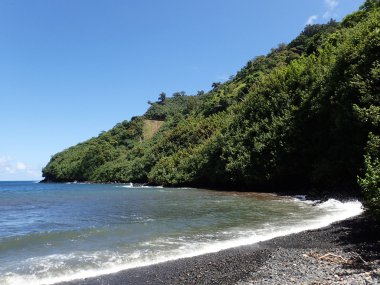 Honomanu Park, siyah kum plaj dalgalar kucağında