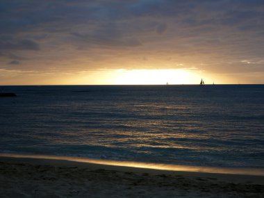Queens Waikiki Beach üzerinde dramatik günbatımı