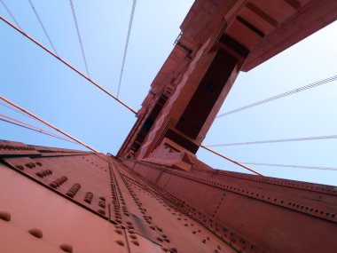 Art Deco Kulesi ve kabloları destekleyen yukarı doğru bakış açısı