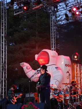  Primus, şarkıcı uyum festivalinde sahnede şarkı söylüyor