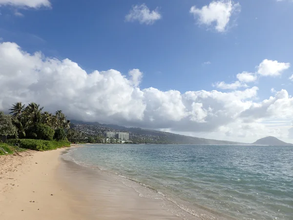 Sandy shoreline of Kahala Beach and the southern coastline of Oa — Stock Photo, Image