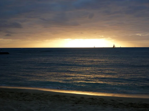Tramonto drammatico sulla spiaggia di Queens Waikiki — Foto Stock