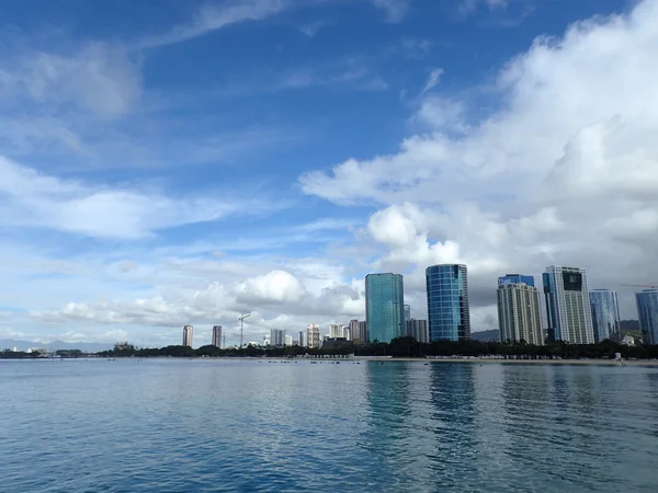 Glasiges Wasser von ala moana Strand mit Eigentumswohnungen Gebäude und constru — Stockfoto