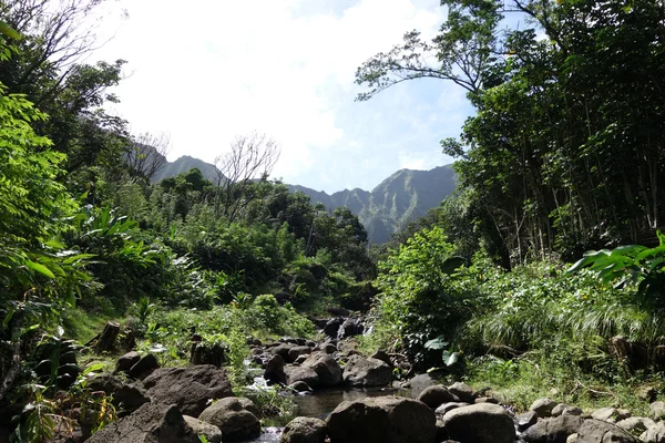 他的白溪与小老山山脉在远处 — 图库照片