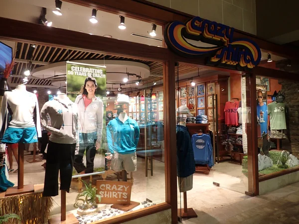 Tienda de camisas locas en Royal Hawaiian Shopping Center por la noche — Foto de Stock