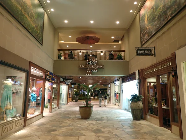 La gente explora las tiendas en el Royal Hawaiian Shopping Center — Foto de Stock