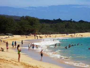 İnsanlar rol dalgalar ve büyük Beach sahilinde