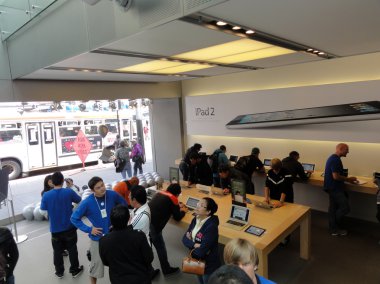 İnsanlar ürünleri bakmak ve Apple Stor içinde satış temsilcileri için konuşmak