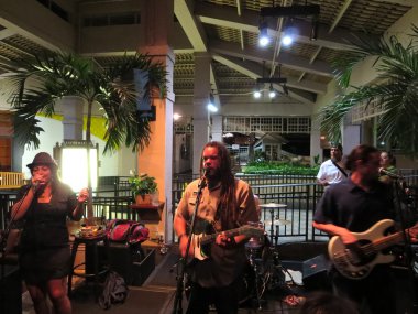 Rehberlik grup şarkı söyler ve Mai sahnede gitar ve davul sıkışmaları