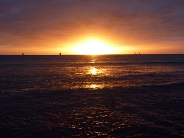 Coucher de soleil dramatique sur les nuages et réflexion sur le Pacifique oc — Photo