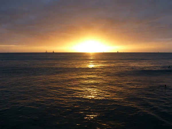 Dramatischer Sonnenuntergang über den Wolken und Spiegelung des Pazifiks — Stockfoto