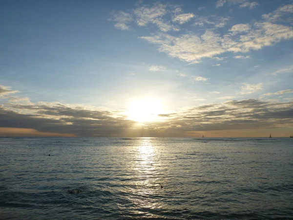 Coucher de soleil dramatique sur les nuages et réflexion sur le Pacifique oc — Photo