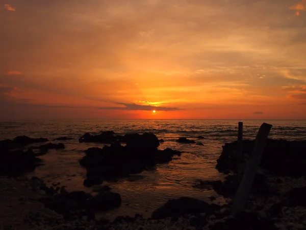 Fo の holoholokai ビーチの溶岩の海に沈む夕日 — ストック写真