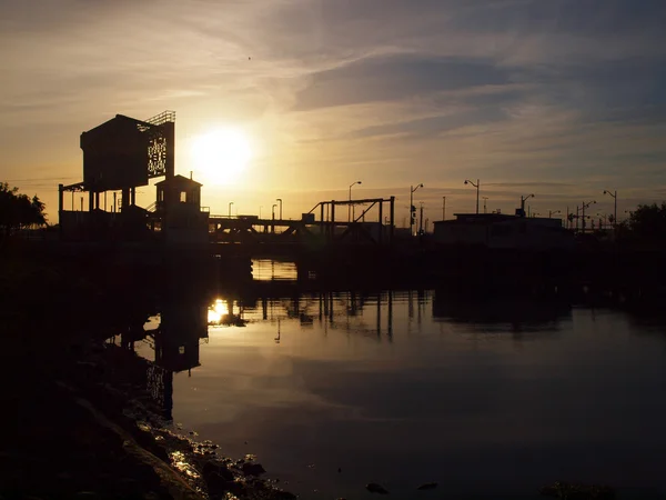 Coucher de soleil sur le 4e pont historique avec reflet du soleil sur la Mission C — Photo