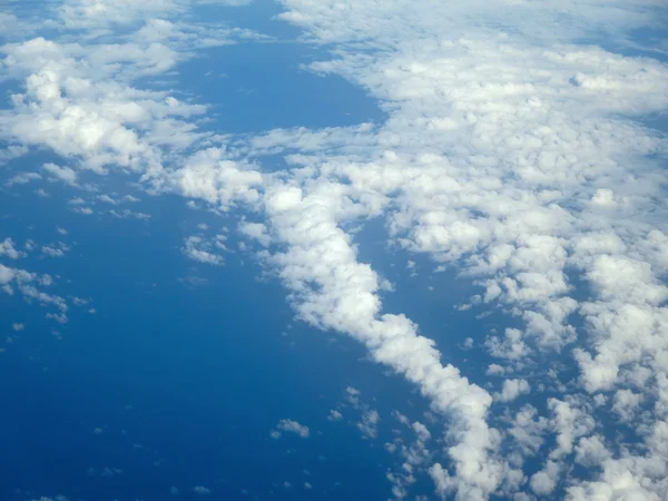 Flauschige kleine Wolken breiten sich am Himmel über dem Ozean aus — Stockfoto