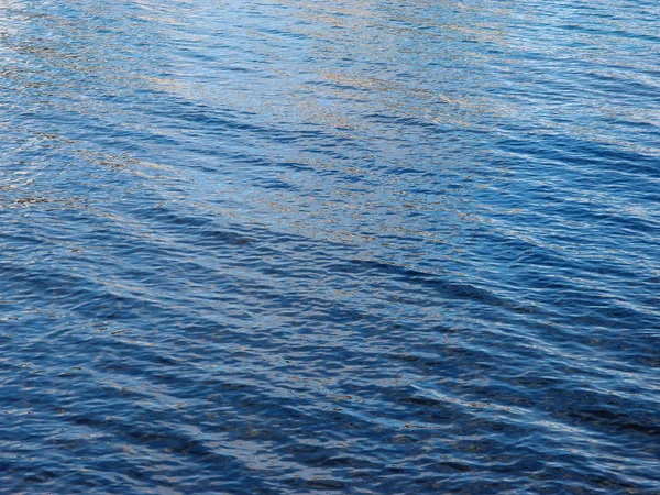 Ocean vatten ripples utanför kusten av oahu reflekterande ljus — Stockfoto