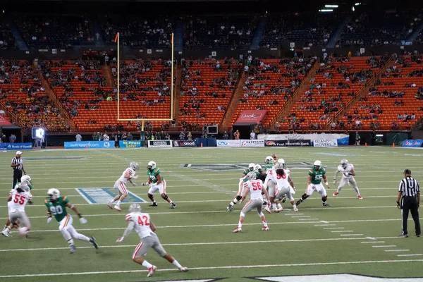 Quarterback UH establece para lanzar la pelota como jugadores scrabble para obtener ope — Foto de Stock