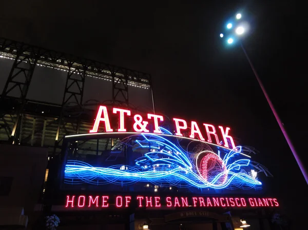 AT & T Park - Casa de los Gigantes - Señal de neón por la noche con visual — Foto de Stock