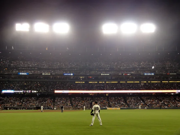 Giants right fielder Carlos Beltran stands in the outfield waiti — Stock Photo, Image