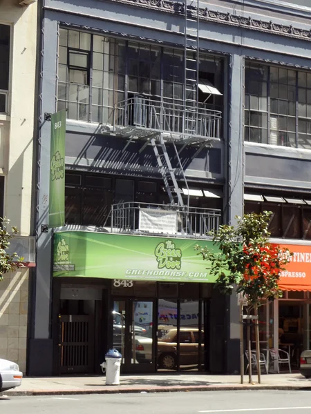 Groene deur, medische marihuana pot winkel op te slaan in Soma — Stockfoto