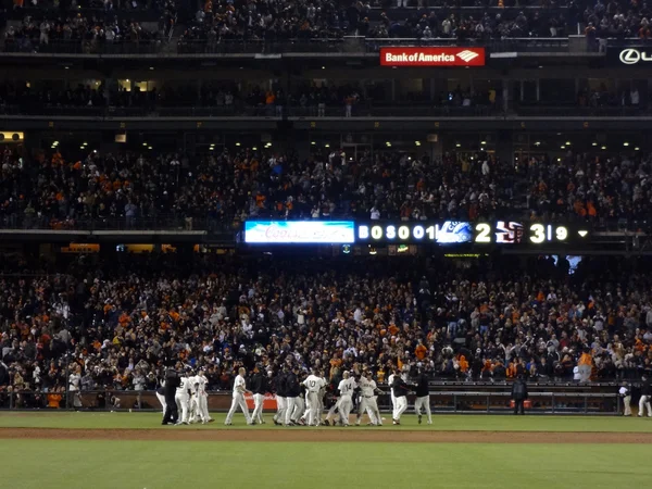 La squadra di baseball dei Giants festeggia la vittoria sui Washington — Foto Stock